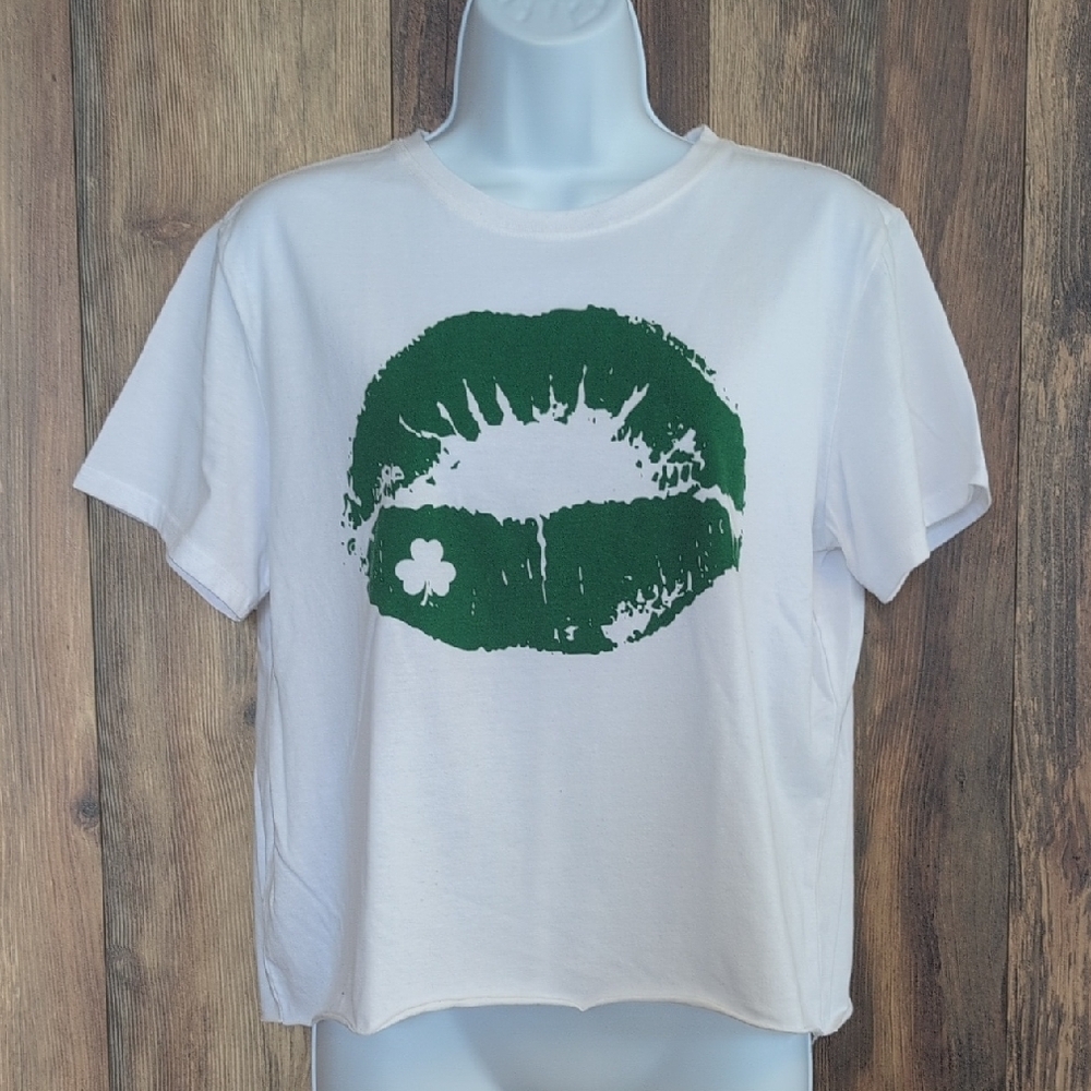 Modern Lux White Cropped St Patty's Day Lips Tee XL H103
